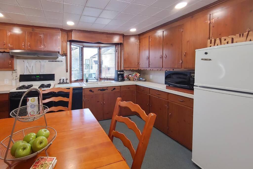 Huge Historic, W/Large Yard & Close To Beach Manistee Esterno foto
