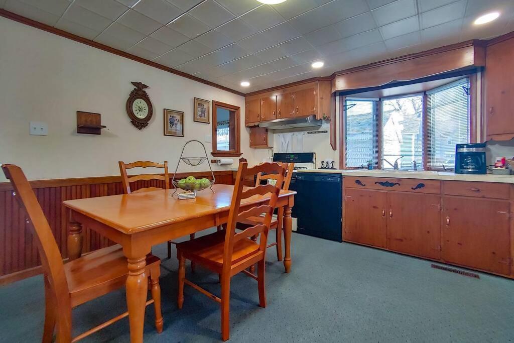 Huge Historic, W/Large Yard & Close To Beach Manistee Esterno foto