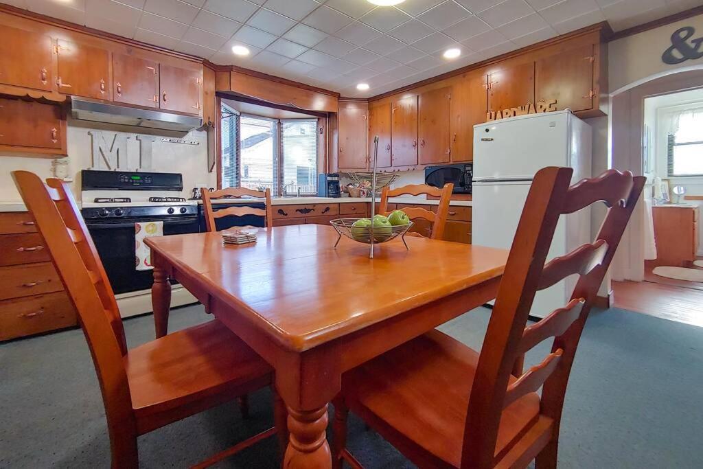 Huge Historic, W/Large Yard & Close To Beach Manistee Esterno foto